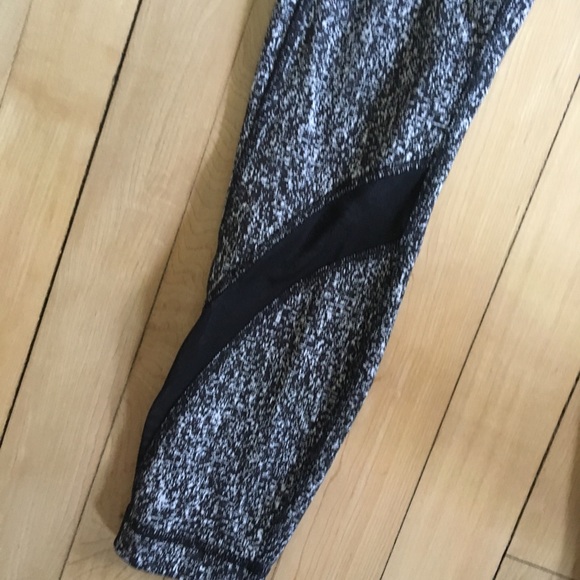 Lululemon leggings size 4 - Picture 3 of 7